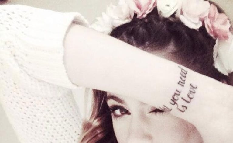 El tattoo de la polémica: Martina se grabó All you need is love en su muñeca (Foto: Twitter). 