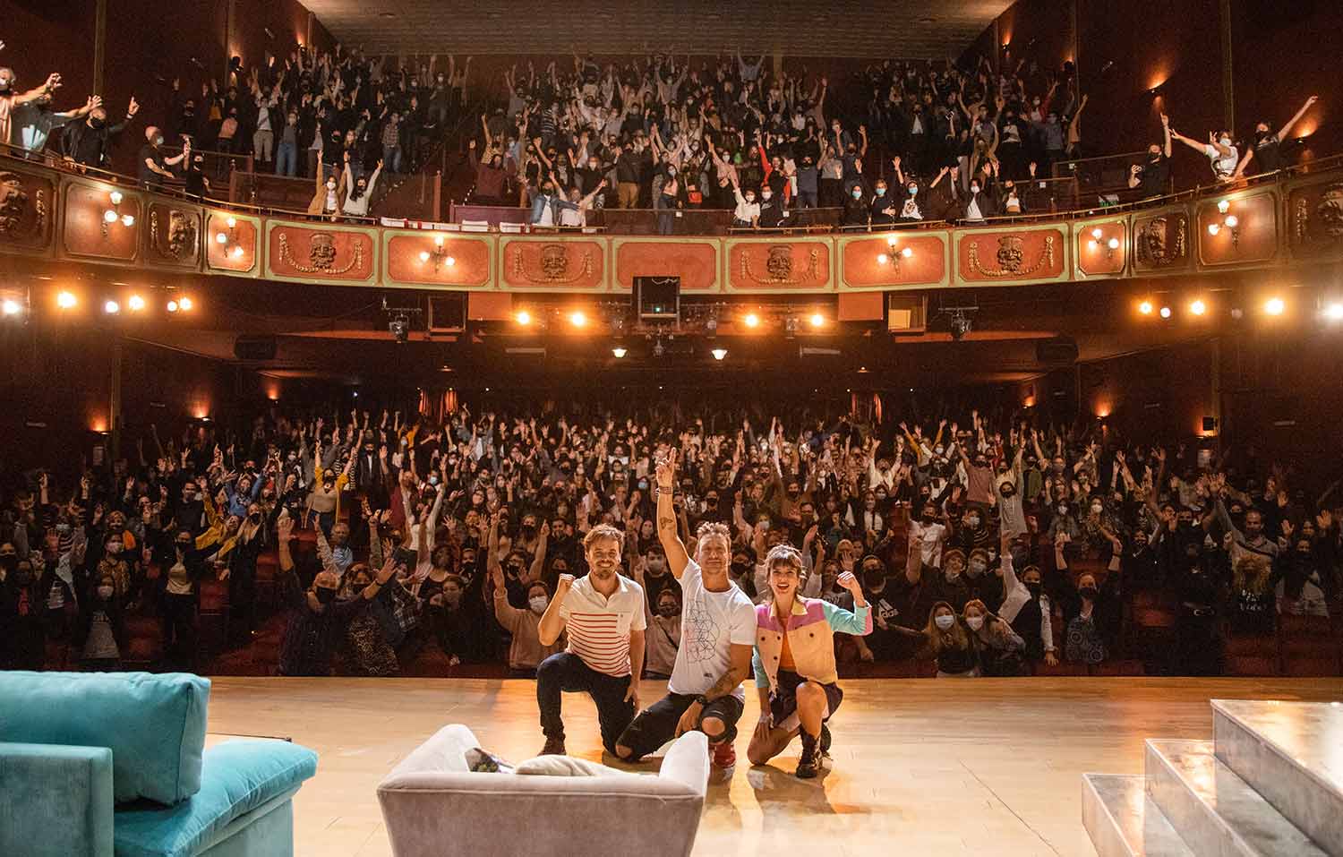 El teatro con la máxima capacidad permitida: la gente volvió a Calle Corrientes (Foto: Agus Navarro).