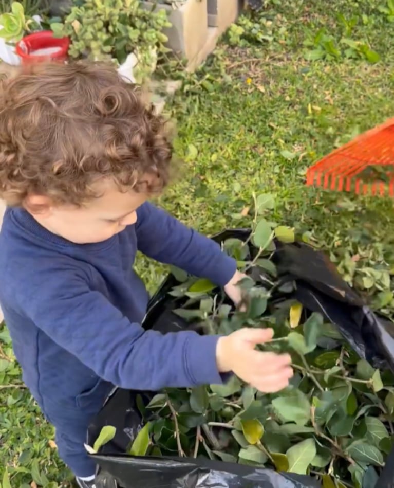 El tierno video de Donatello, el hijo de Noelia Marzol y Ramiro Arias, limpiando el jardín: "Hacendoso"