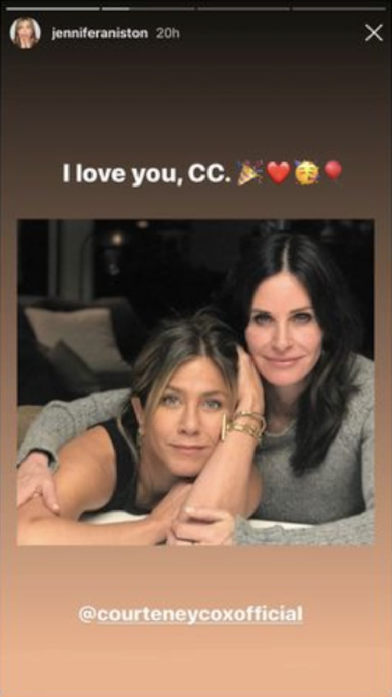 El tierno ¡y atrasado! saludo de cumple que Jennifer Aniston le dedicó a Courteney Cox: "¡Perdón!"