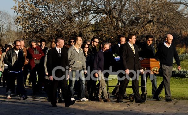 El traslado del ataúd de Juan Alberto Badía. (Foto: Jennifer Rubio - Ciudad.com)