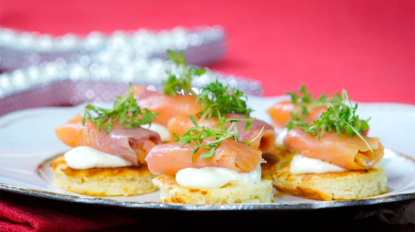 Elegancia en un bocado: sour cream con salmón ahumado