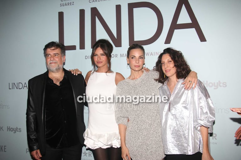 Elenco de Linda, con la directora Mariana Wainstein (Foto: Movilpress)