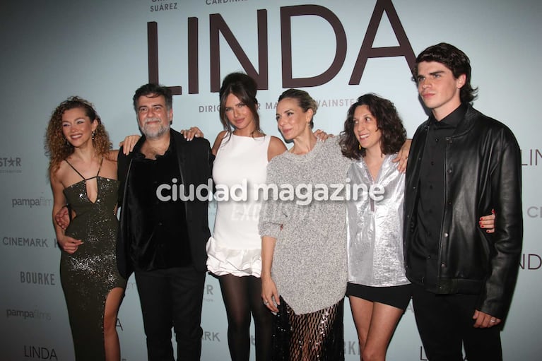 Elenco de Linda, con la directora Mariana Wainstein (Foto: Movilpress)