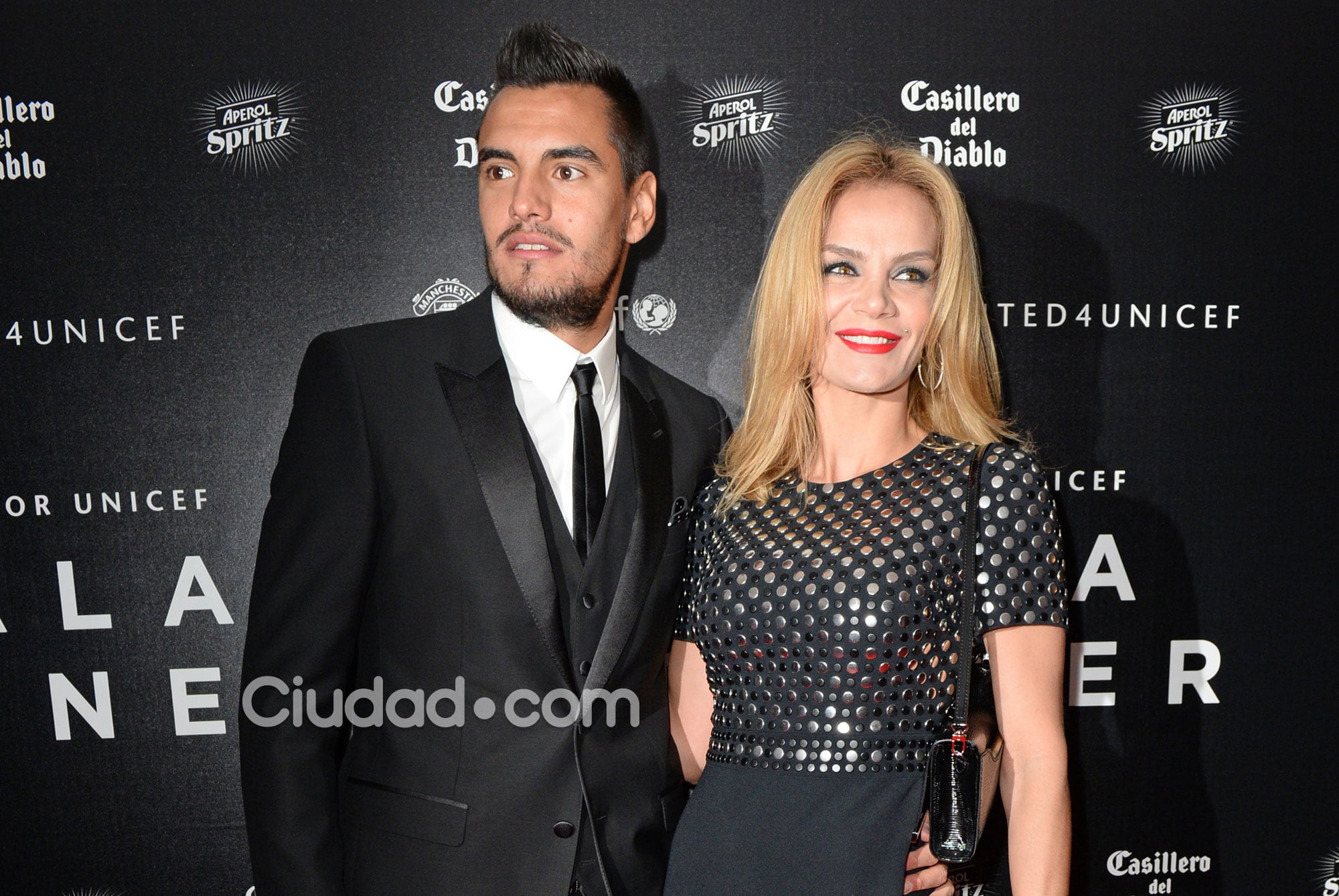 Eliana Guercio y Sergio Romero, puro glamour en la gala de Unicef (Fotos: AFP). 