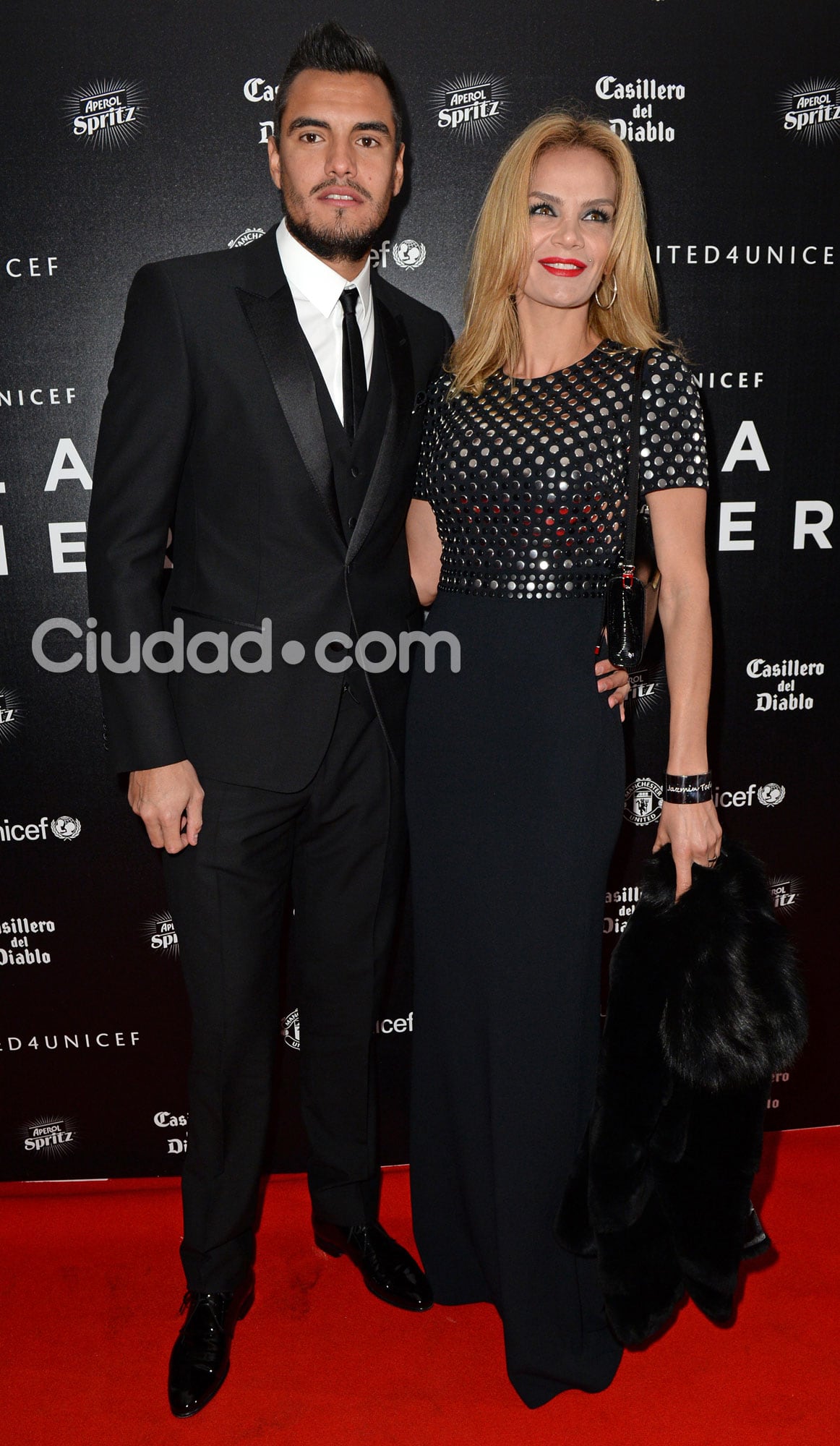 Eliana Guercio y Sergio Romero, puro glamour en la gala de Unicef (Fotos: AFP). 