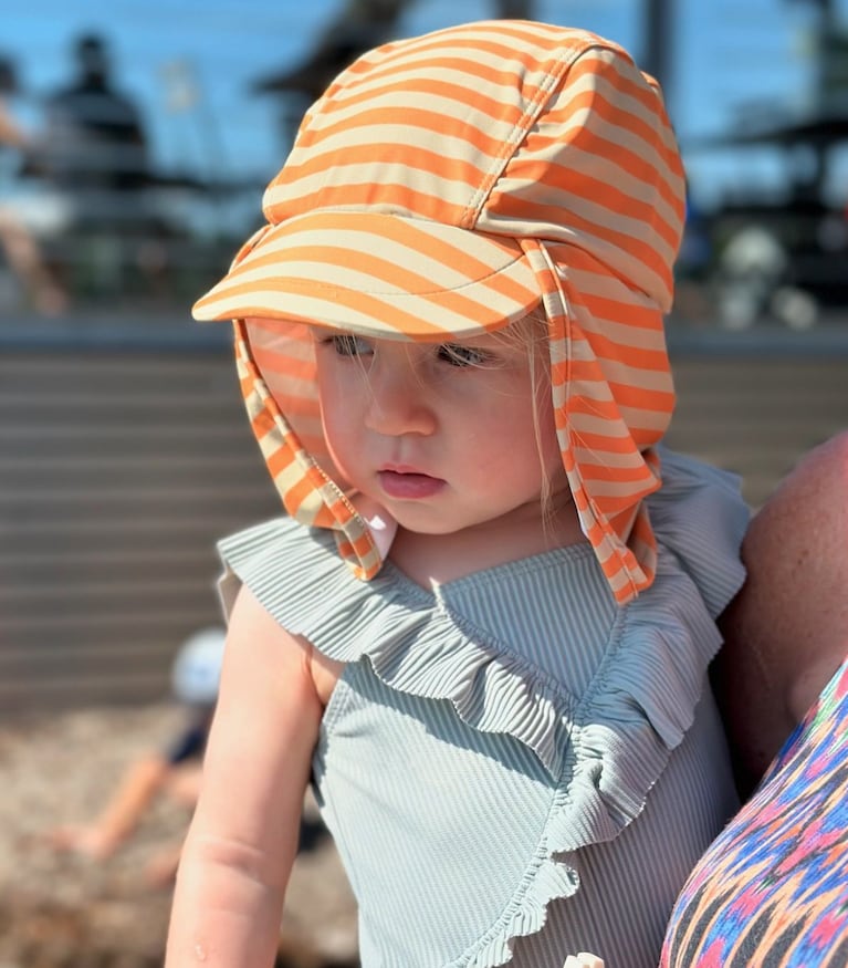 Elle en un día de playa.