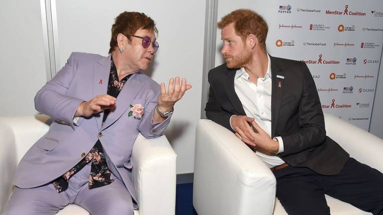 Elton John y el príncipe Harry acusan al diario Daily Mail de violar su privacidad