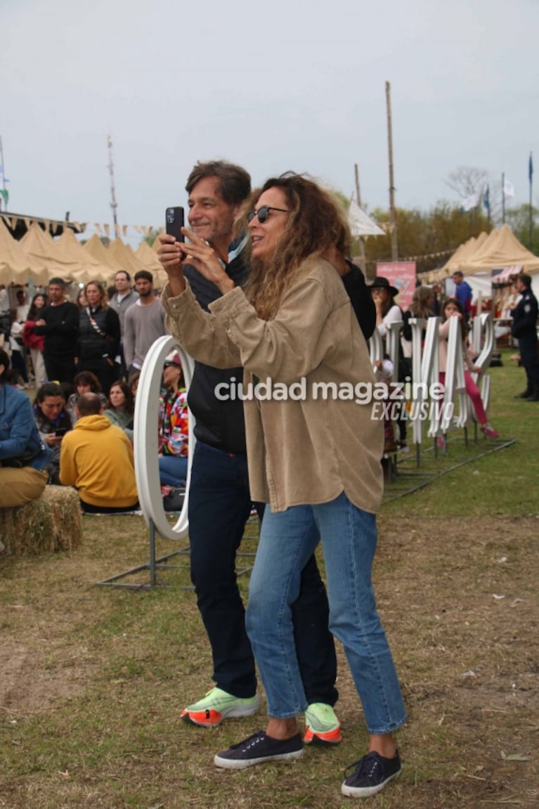 Emanuel Ortega y Ana Paula Dutil, juntos, cuando el año pasado fueron a ver cantar a su hija India. La expareja mantiene hoy una buena relación.