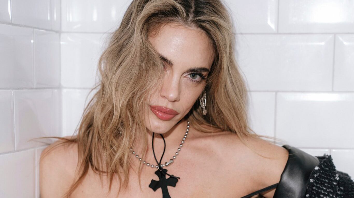 Emilia Attias se mostró súper sensual en un baño con look total black