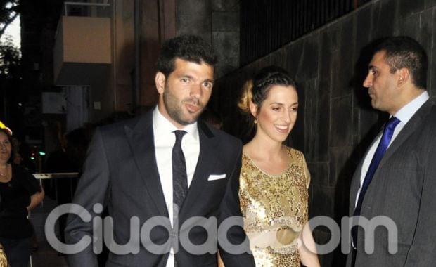 Emmanuel Gigliotti, delantero de Colón, llega a la iglesia junto a su mujer. (Foto: Jennifer Rubio - Ciudad.com)