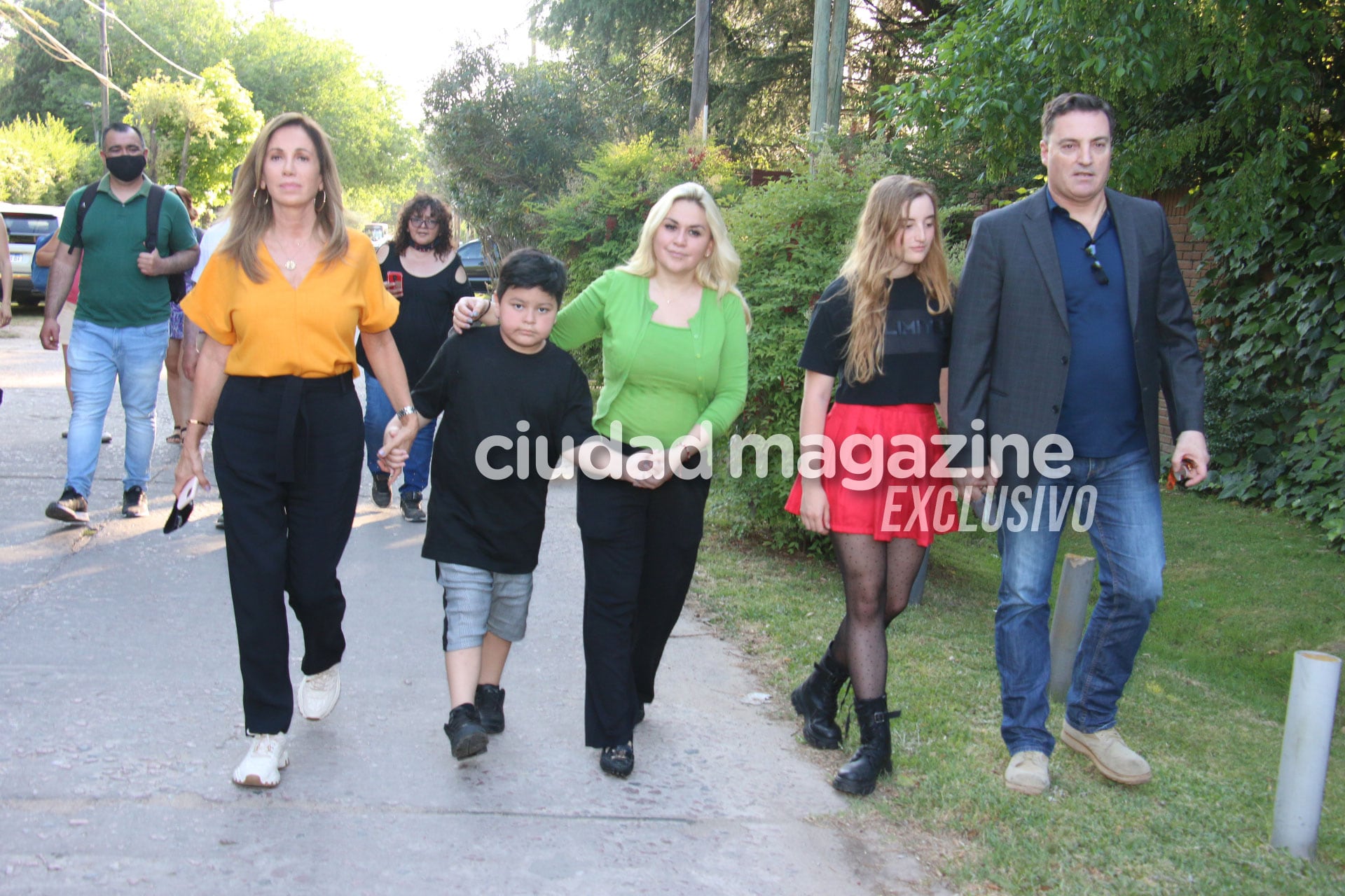 Emotivo homenaje de Veronica Ojeda y Dieguito a Maradona en el día que cumpliría 61 años (Foto: Movilpress)