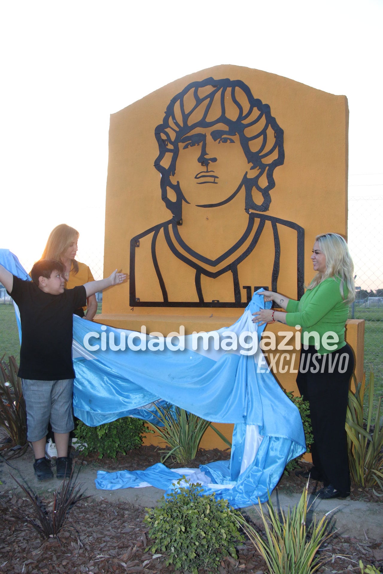 Emotivo homenaje de Veronica Ojeda y Dieguito a Maradona en el día que cumpliría 61 años (Foto: Movilpress)