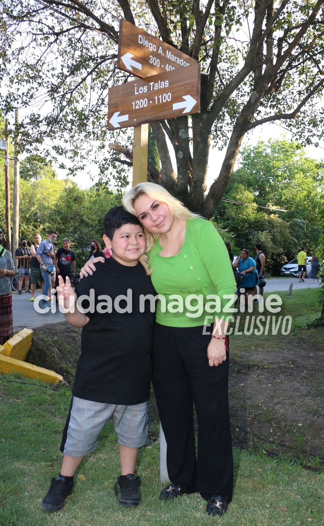 Emotivo homenaje de Veronica Ojeda y Dieguito a Maradona en el día que cumpliría 61 años (Foto: Movilpress)