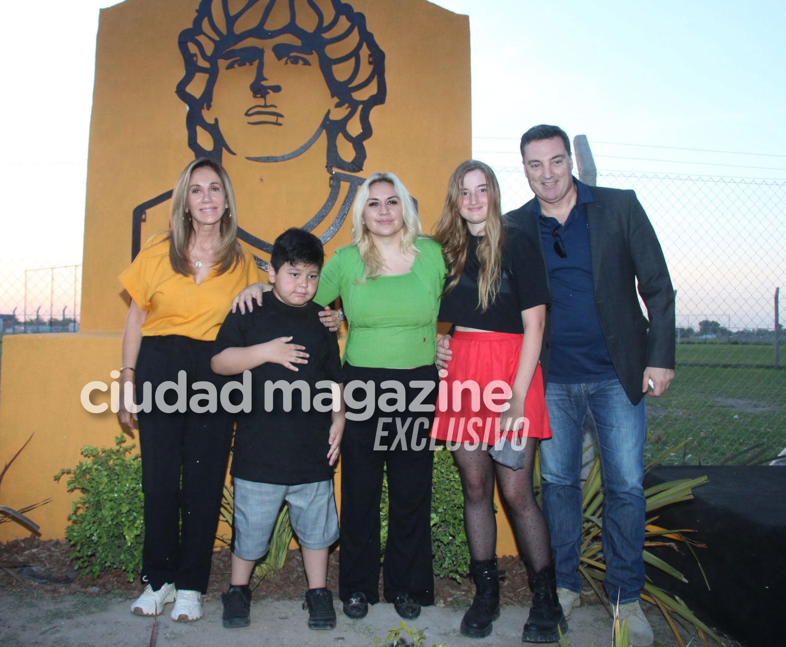 Emotivo homenaje de Veronica Ojeda y Dieguito a Maradona en el día que cumpliría 61 años (Foto: Movilpress)