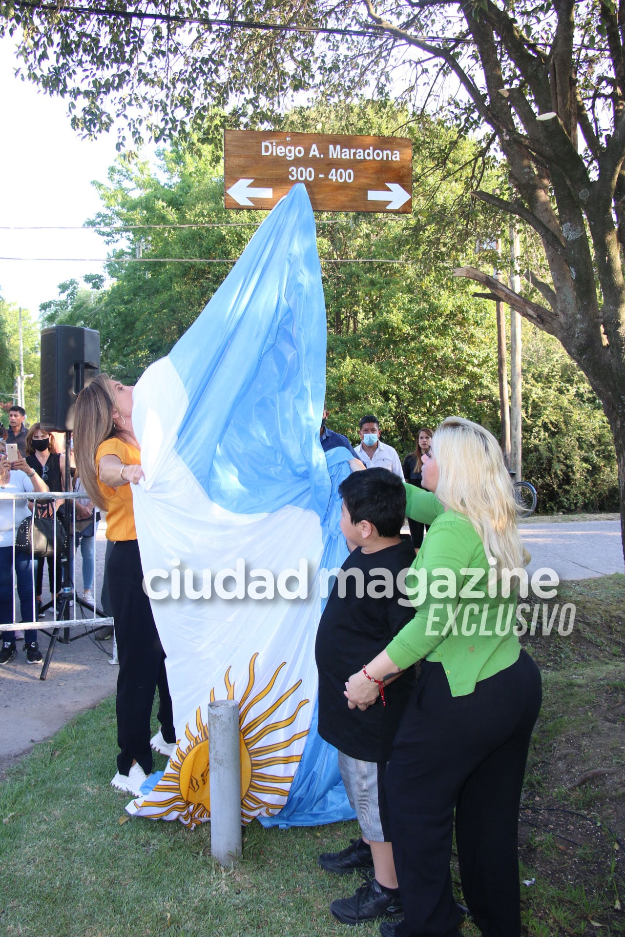 Emotivo homenaje de Veronica Ojeda y Dieguito a Maradona en el día que cumpliría 61 años (Foto: Movilpress)