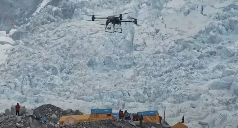 En abril, transportaron cargas de hasta 15 kg en condiciones extremas de temperatura y viento en el Everest.
