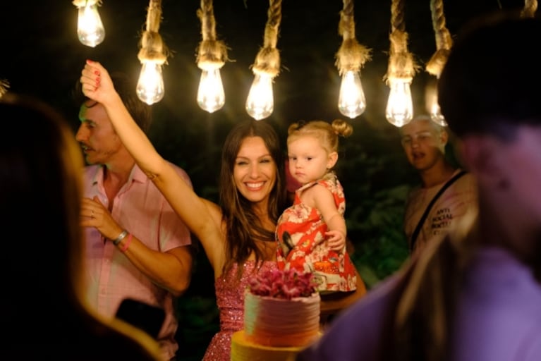 En fotos: Pampita cumplió 45 años y celebró con 40 personas en una exclusiva playa de Brasil