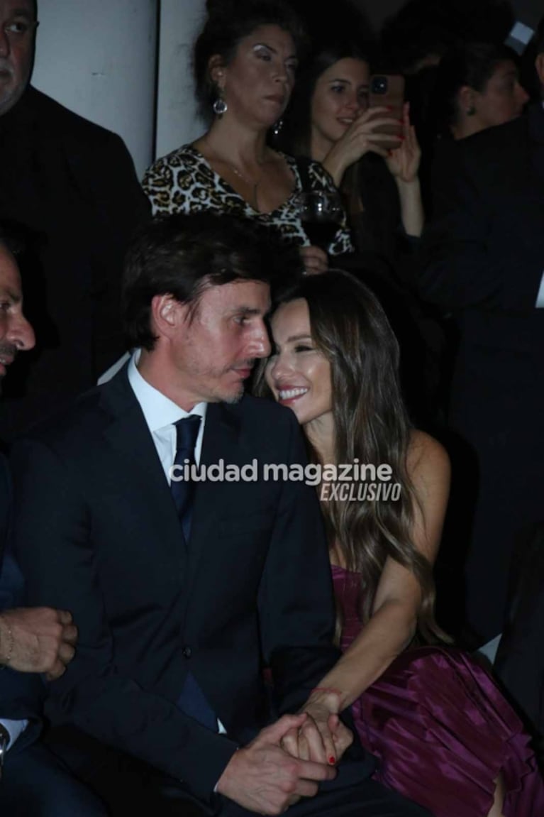 En fotos, Pampita y Roberto García Moritán a puro mimo en la cena anual de Conciencia