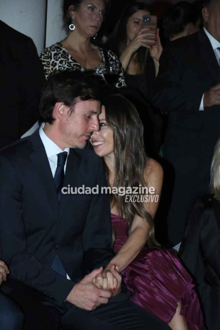 En fotos, Pampita y Roberto García Moritán a puro mimo en la cena anual de Conciencia