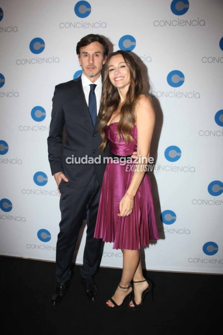 En fotos, Pampita y Roberto García Moritán a puro mimo en la cena anual de Conciencia