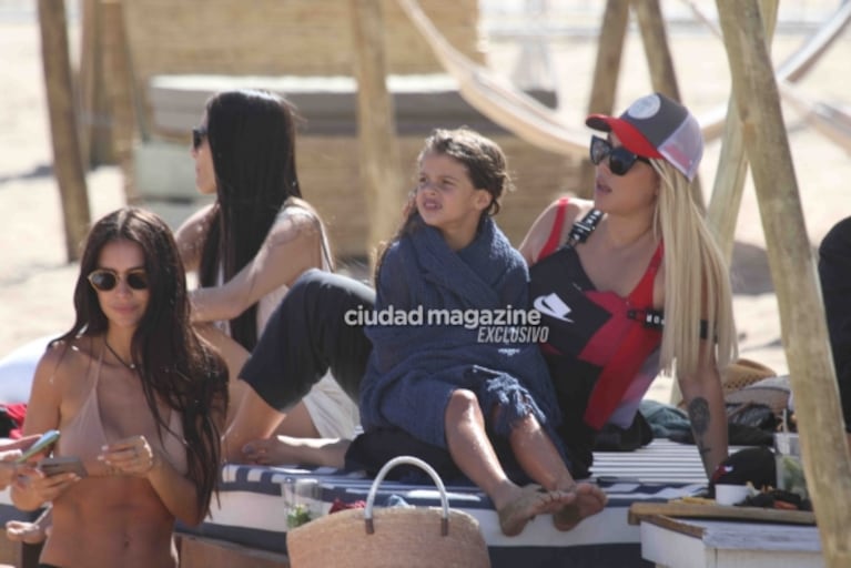 En fotos: Wanda y Zaira Nara, separadas de sus maridos, disfrutan de la playa en Punta del Este