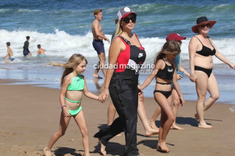 En fotos: Wanda y Zaira Nara, separadas de sus maridos, disfrutan de la playa en Punta del Este