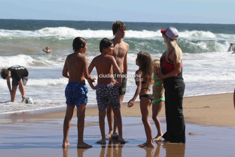 En fotos: Wanda y Zaira Nara, separadas de sus maridos, disfrutan de la playa en Punta del Este