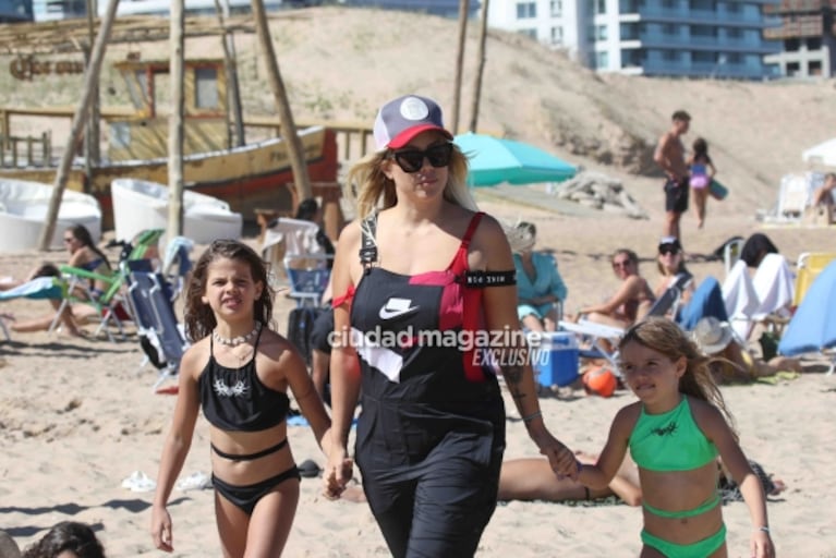 En fotos: Wanda y Zaira Nara, separadas de sus maridos, disfrutan de la playa en Punta del Este