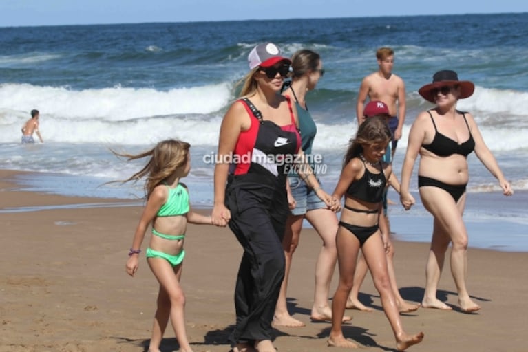 En fotos: Wanda y Zaira Nara, separadas de sus maridos, disfrutan de la playa en Punta del Este