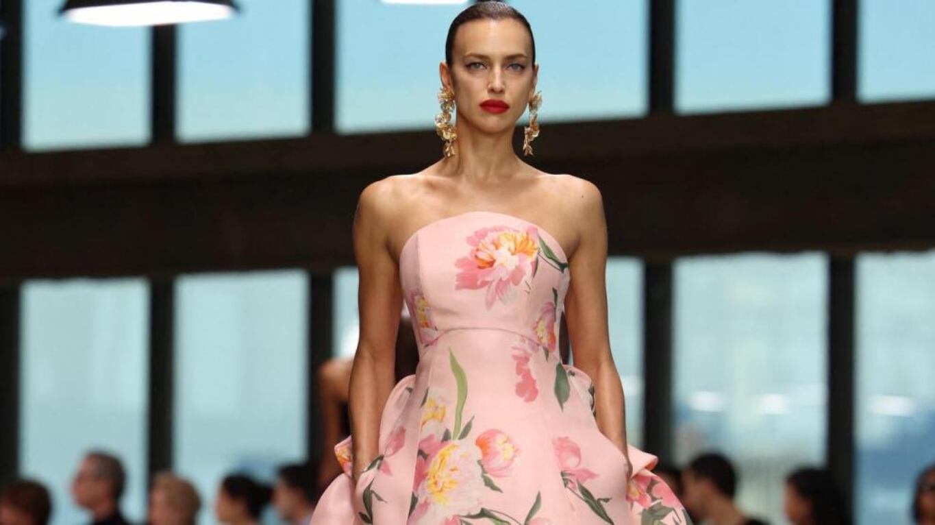 En la cuarta jornada de la Semana de la Moda de Nueva York, la diseñadora impone una colección elegante y fiel a sus principios con siluetas femeninas, flores y volantes.