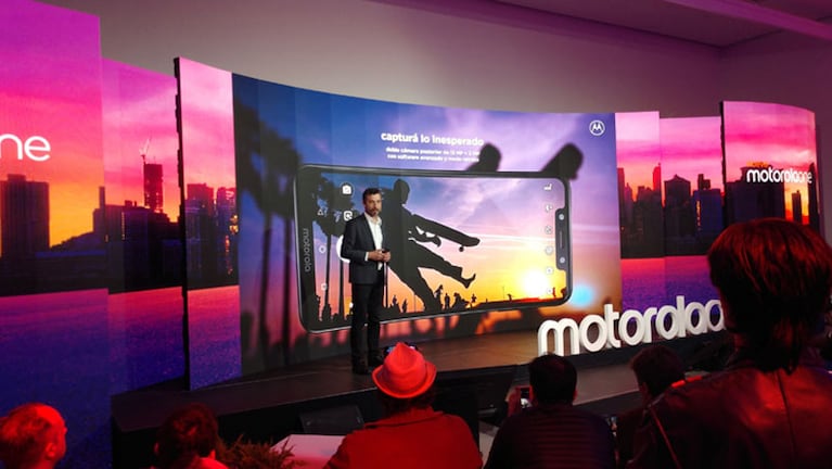 En noviembre de 2023 se presentó el Motorola One llega con pantalla de 5,9 pulgadas y doble cámara.