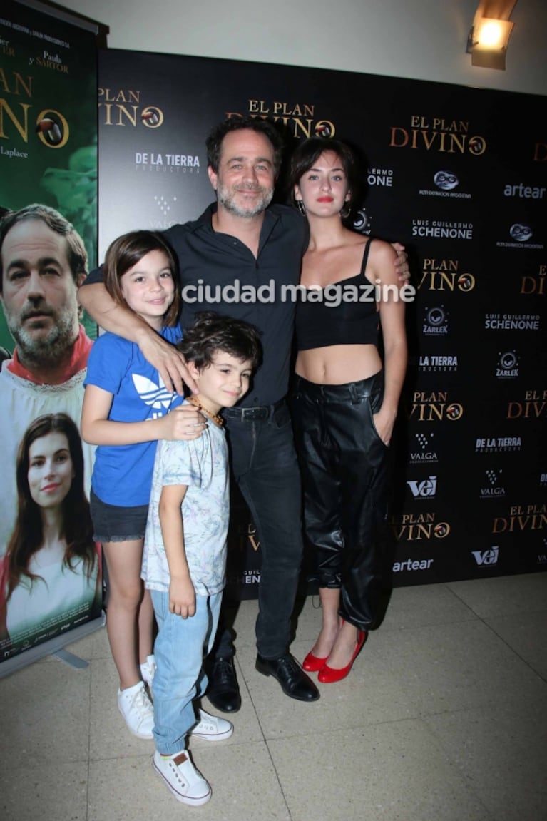 ¡Enamorado y en familia! Gastón Pauls, feliz junto a sus hijos y su nueva novia en el estreno de El plan divino