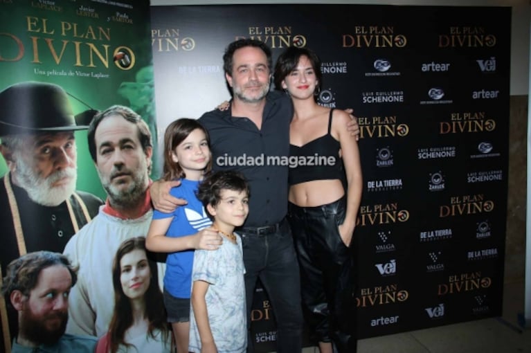 ¡Enamorado y en familia! Gastón Pauls, feliz junto a sus hijos y su nueva novia en el estreno de El plan divino