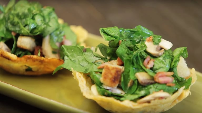 Ensalada de espinacas y panceta en tulipas de queso: una receta perfecta para tus días 