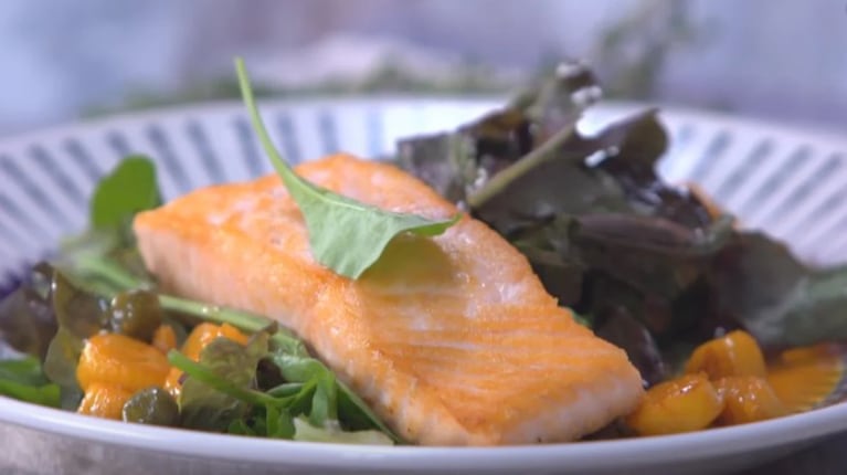 Ensalada tibia de salmón y vieiras: un festín de mar que despierta los sentidos