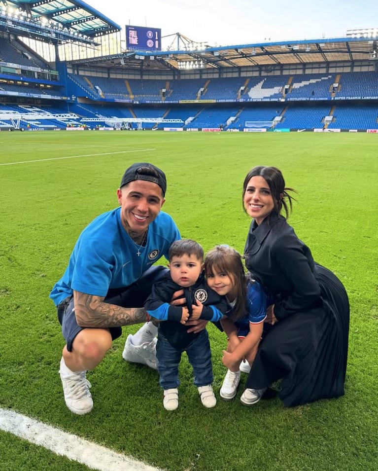 Enzo compartió una foto con Valen y sus dos hijos. Foto: IG | enzojfernandez