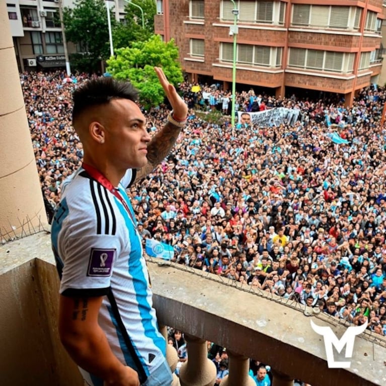 Enzo Fernández recibió a sus vecinos: Coco Fernández lo felicitó por el Mundial y le agradeció la carta a Messi 