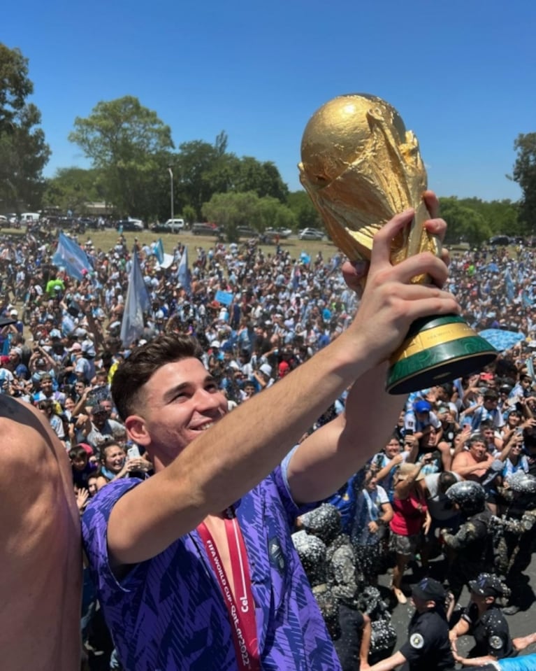 Enzo Fernández recibió a sus vecinos: Coco Fernández lo felicitó por el Mundial y le agradeció la carta a Messi 