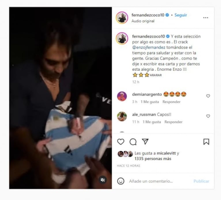 Enzo Fernández recibió a sus vecinos: Coco Fernández lo felicitó por el Mundial y le agradeció la carta a Messi 