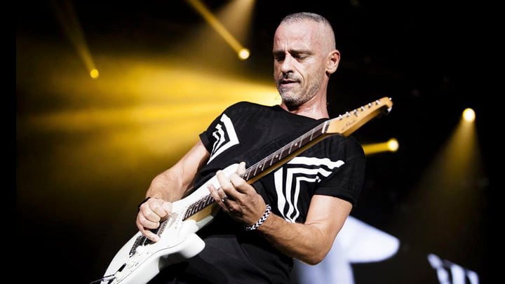 Eros Ramazzotti canta ¿por la nariz?