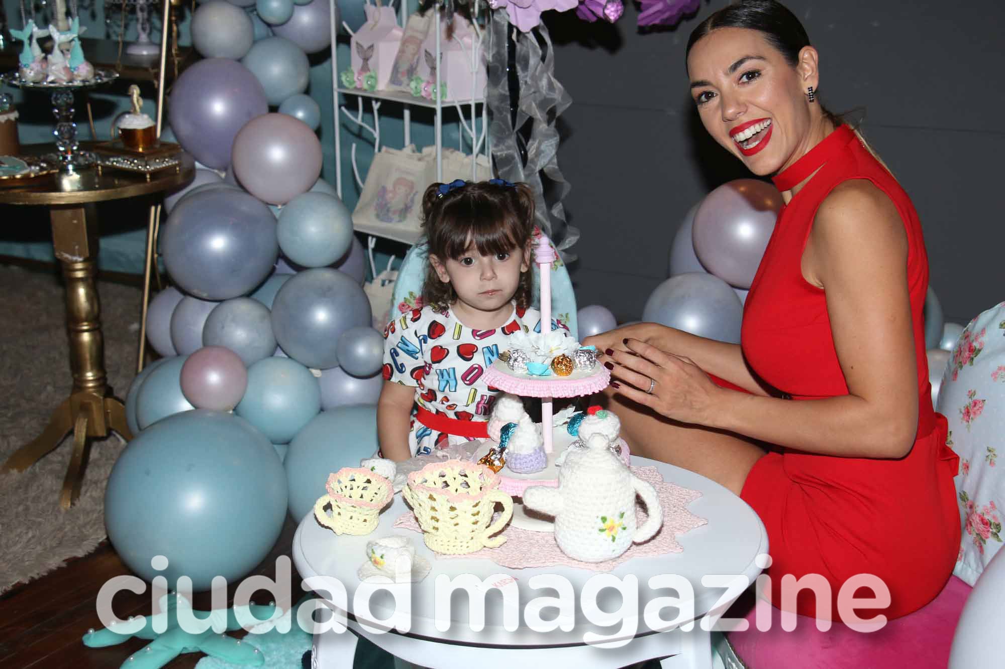 ¡Espiá! Las fotos del divertido cumpleaños de Moorea, la hija de Floppy Tesouro: amigas famosas y una súper torta. (Foto: Movilpress)