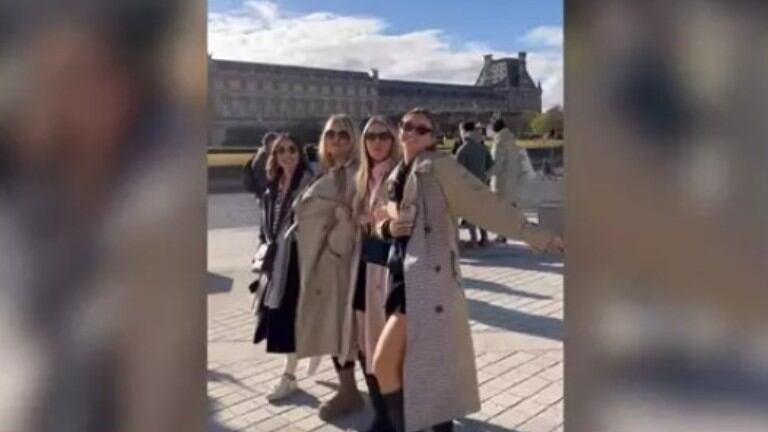 Esta chica invita a sus amigas por sorpresa a un paseo en limusina por París