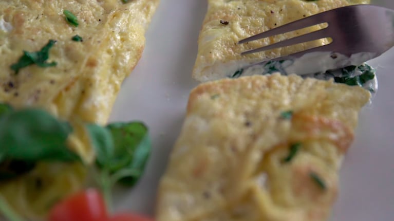 Esta es la mejor receta para preparar un omelette de queso Finlandia y cilantro 