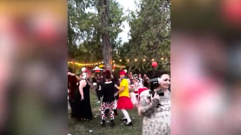 Esta pareja decidió saltarse las normas y casarse en una boda muy particular