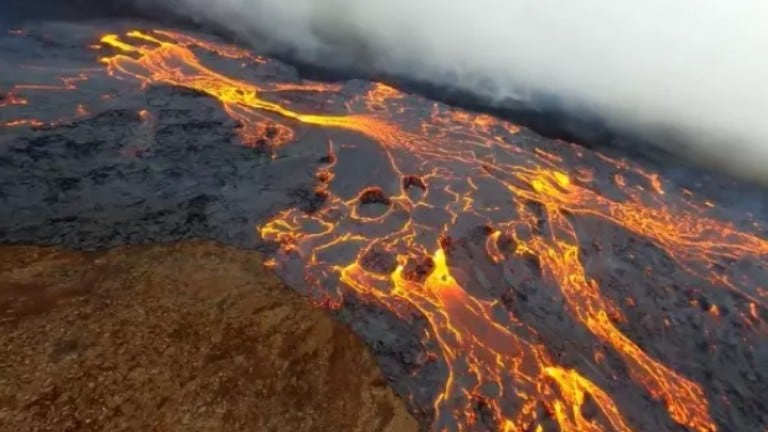 Estas impresionantes imágenes muestran cómo es la erupción de un volcán desde cerca