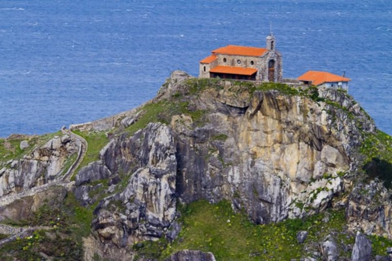 Este destino icónico del País Vasco está rodeado por el mar Cantábrico y el monte Burgoa, ofreciendo oportunidades ideales para senderismo y vistas panorámicas únicas.
