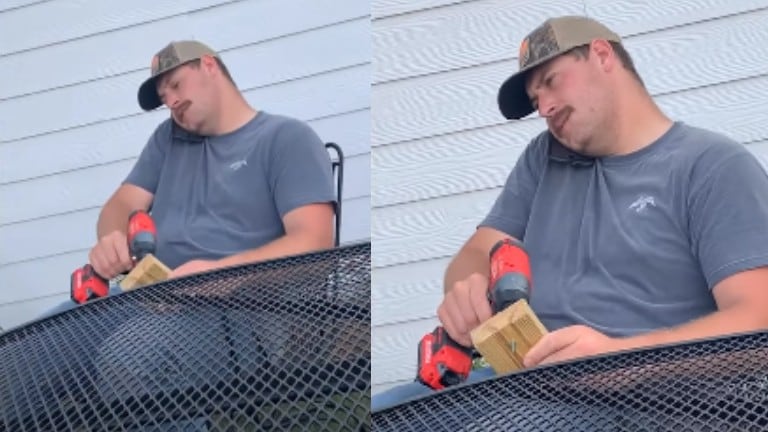 Este hombre engaña a su mujer por teléfono fingiendo trabajar para quedarse más tiempo con un amigo