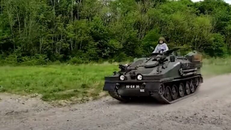 Este hombre hace su vida cotidiana subido en un tanque