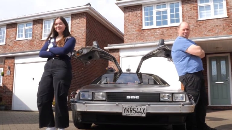 Este hombre sale a hacer recados en una réplica del DeLorean de volver al Futuro